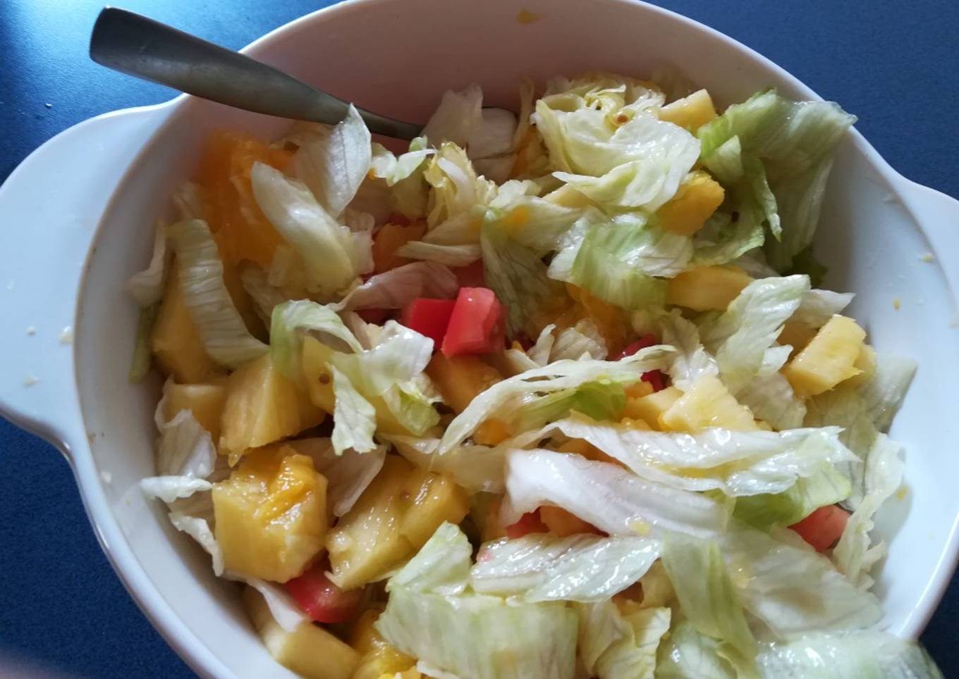 Ensalada de lechuga, mango, piña con aderezo de naranja