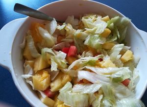 Una foto de Ensalada de lechuga, mango, piña con aderezo de naranja