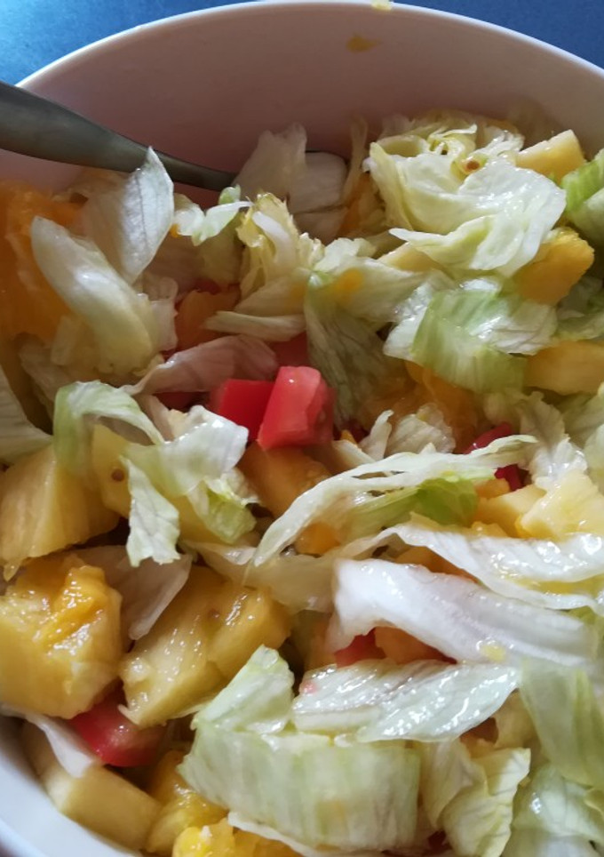 Una foto de Ensalada de lechuga, mango, piña con aderezo de naranja