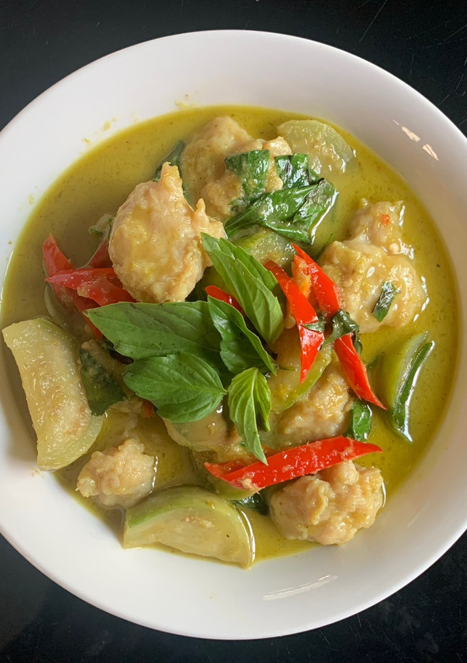 A picture of Green Curry with Pork Balls.