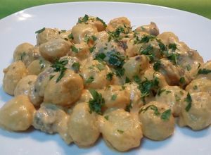 Una foto de Ñoquis con almejas y salsa romesco