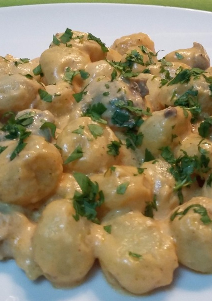 Una foto de Ñoquis con almejas y salsa romesco