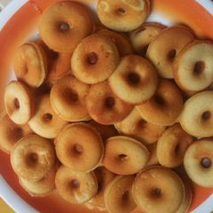 A picture of Peanut in cake donuts.