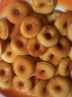 A picture of Peanut in cake donuts.