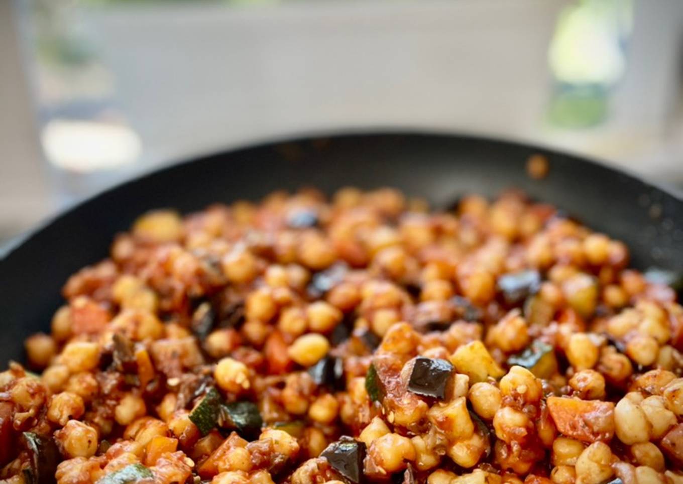 Wok vegano de garbanzos con berenjenas y calabacín
