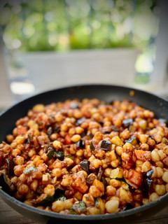 Una foto de Wok vegano de garbanzos con berenjenas y calabacín