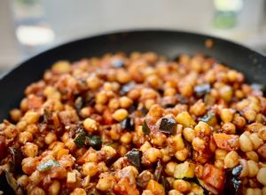Foto principal de Wok vegano de garbanzos con berenjenas y calabacín