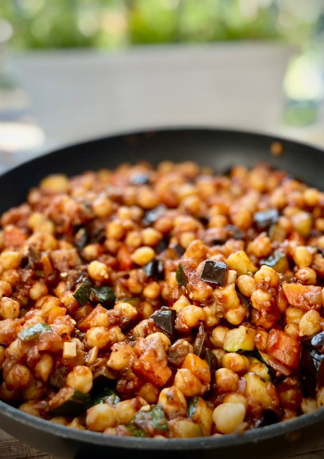 Una foto de Wok vegano de garbanzos con berenjenas y calabacín