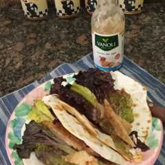 Una foto de Tacos de lechuga morada y milanesa de pollo con salsa de ajo