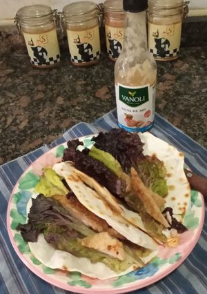 Una foto de Tacos de lechuga morada y milanesa de pollo con salsa de ajo
