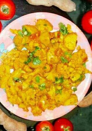 A picture of Aalu Gobhi in Pressure Cooker.