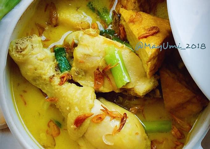 Opor ayam bumbu kuning