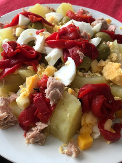 Una foto de Ensalada de patata con pimiento atún y huevo