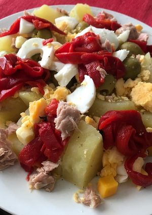 Foto principal de Ensalada de patata con pimiento atún y huevo