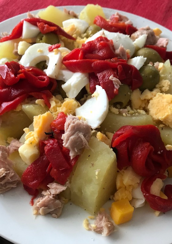Una foto de Ensalada de patata con pimiento atún y huevo