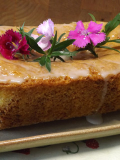 Una foto de Cake de naranja, coco, frutas y cáscaras confitadas