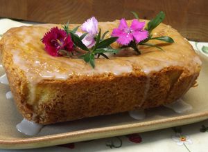 Una foto de Cake de naranja, coco, frutas y cáscaras confitadas
