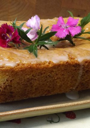 Una foto de Cake de naranja, coco, frutas y cáscaras confitadas