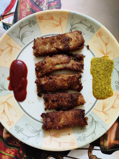 A picture of Bread stuffed soybean & potato roll.