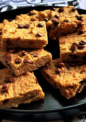 Banános zabpelyhes csokicsipszes szeletek recept fotója