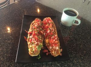 Una foto de Molletes con Frijoles licuados