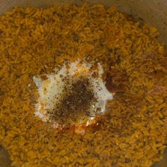 A picture of Pepper curry rice with egg.