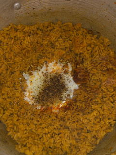 A picture of Pepper curry rice with egg.