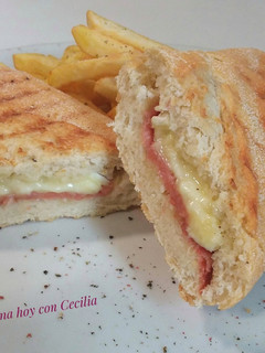 Una foto de Bocadillo caliente de jamón serrano y queso brie