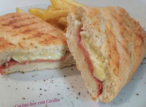 Foto principal de Bocadillo caliente de jamón serrano y queso brie