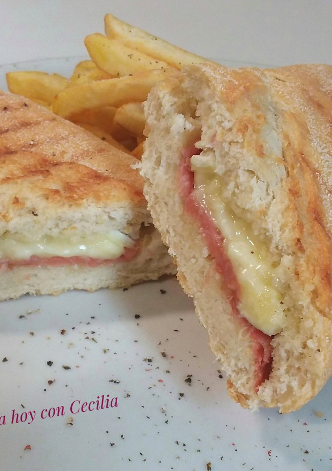Una foto de Bocadillo caliente de jamón serrano y queso brie