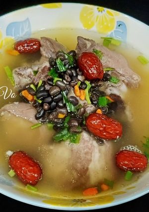 Hình của món Canh giò heo nấu đậu đen táo đỏ.