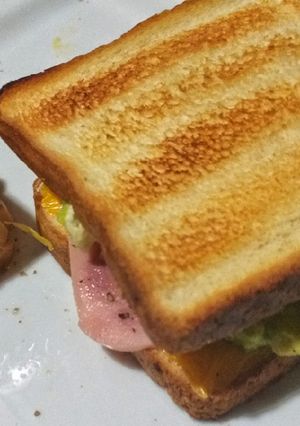 Una foto de Sándwich de aguacate y huevo