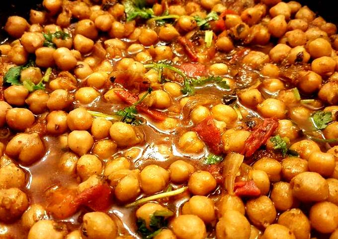 North Indian Chole/Chickpeas Masala Recipe by Kumkum Chatterjee - Cookpad