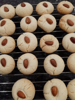 A picture of Naan khataai.