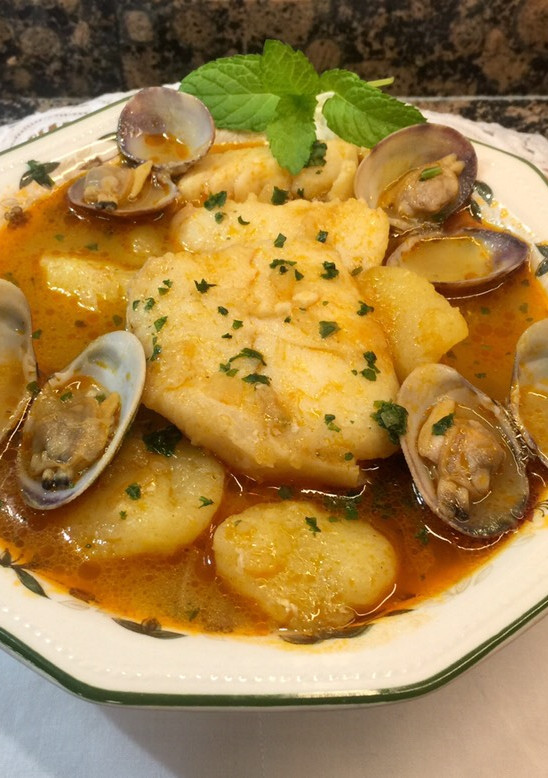 Una foto de Patatas guisadas con bacalao y almejas