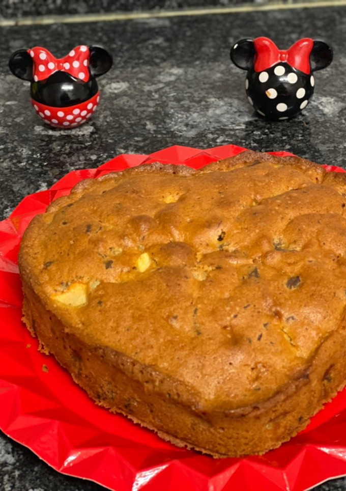 Una foto de Bizcocho de manzana, nueces y pepitas de chocolate