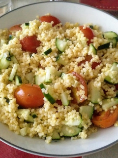 Una foto de Ensalada de mijo, tomate y pepino