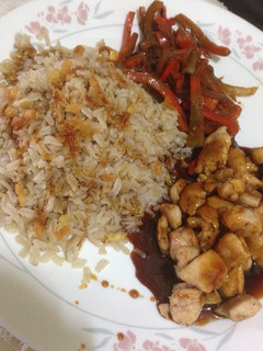 Una foto de 🍗 en salsa de papelón, vegetales salteados y arroz con crocancia de papa rallada 🤤