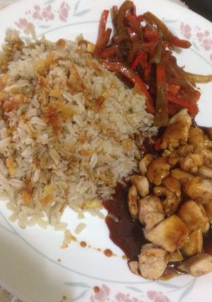 Una foto de 🍗 en salsa de papelón, vegetales salteados y arroz con crocancia de papa rallada 🤤