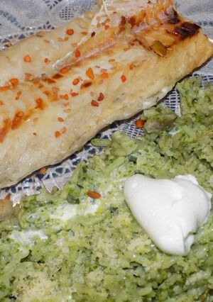 Una foto de Filet de merluza al horno con arroz verde
