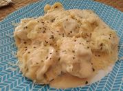 Una foto de raviolis con salsa
