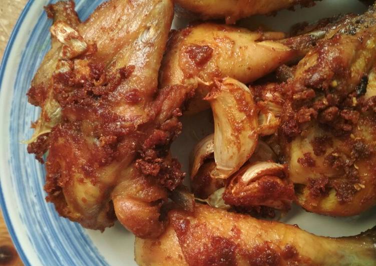 Bagaimana memasak Ayam Goreng Bawang putih Praktis yang enak