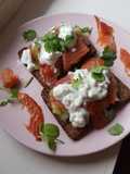 Tartines à la fondue de poireau, cottage cheese et saumon fumé