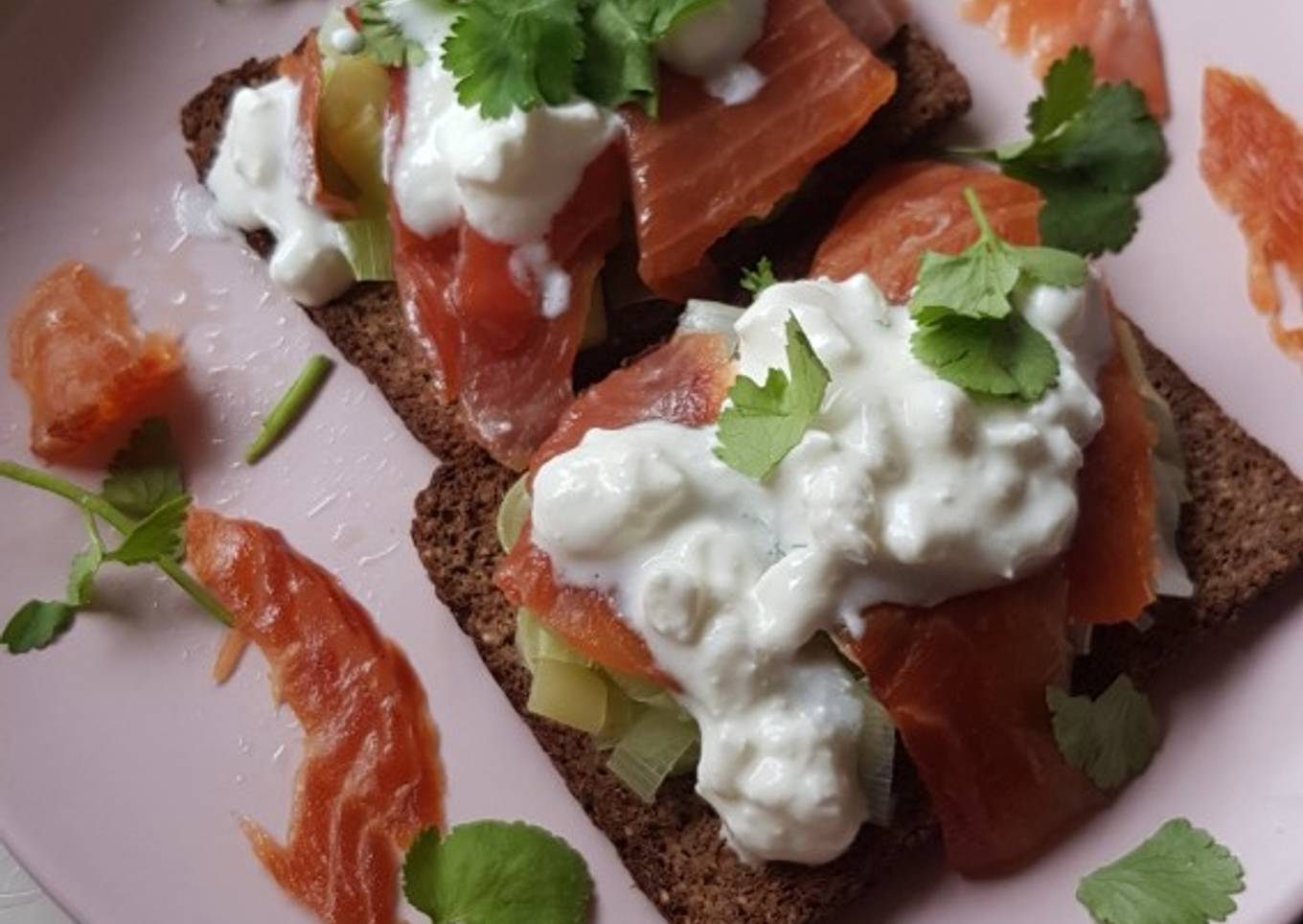 Tartines à la fondue de poireau, cottage cheese et saumon fumé