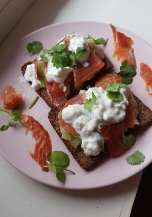 Une photo de Tartines à la fondue de poireau, cottage cheese et saumon fumé