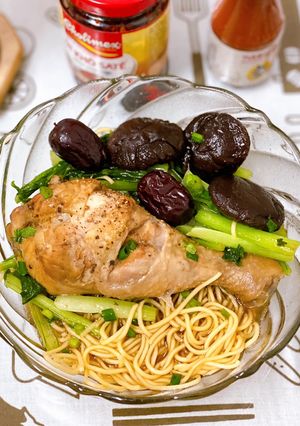 Hình của món Mì đùi gà.