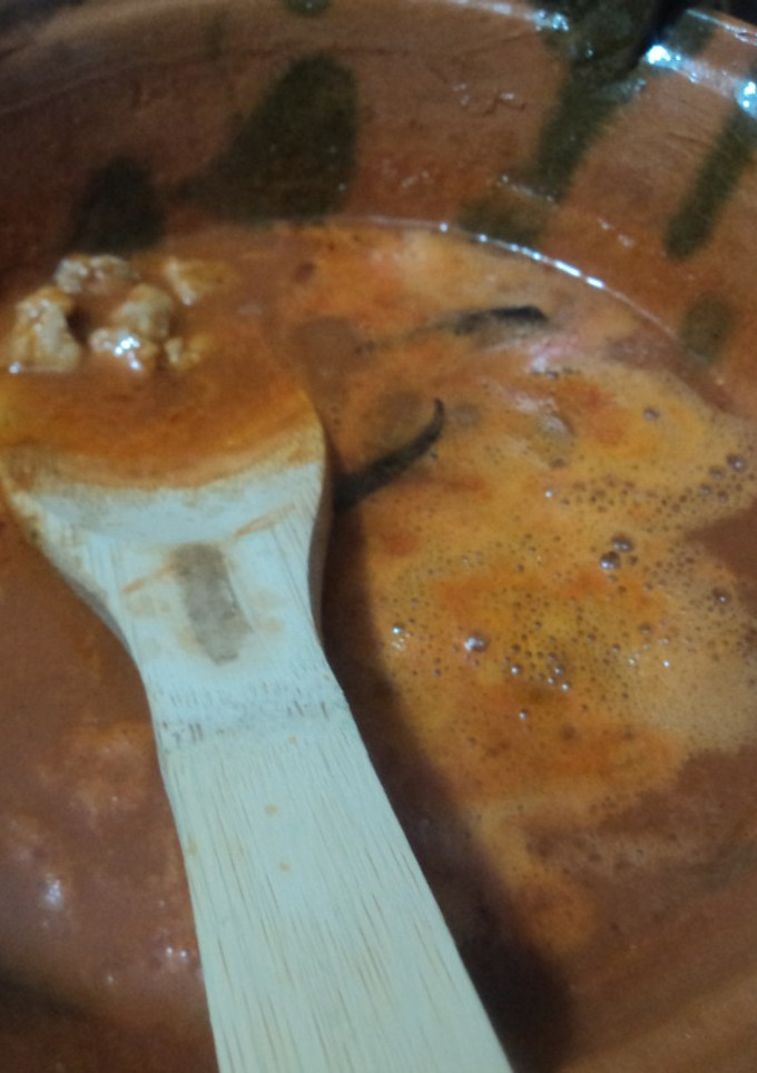 Una foto de Carne de cerdo al jugo de jitomate y chile de árbol el mentidero las Correas