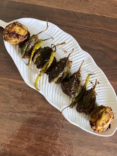 तवा फ़्राई बैंगन आलू हरी मिर्च सब्ज़ी(tava fry baingan aloo mirch sabzi recipe in hindi) रेसिपी मुख्य फोटो