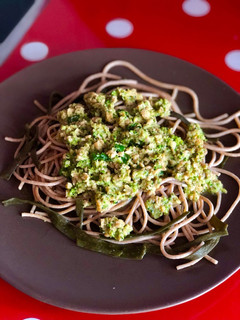 Una foto de Espagueti de espelta y alga de mar vegano🌱vegetariana