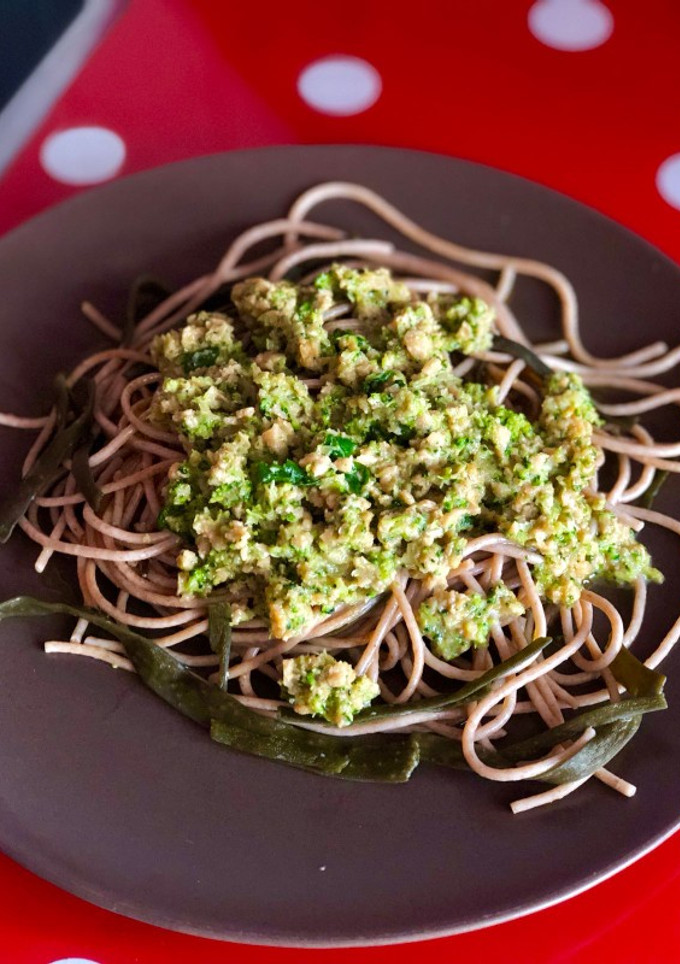 Una foto de Espagueti de espelta y alga de mar vegano🌱vegetariana
